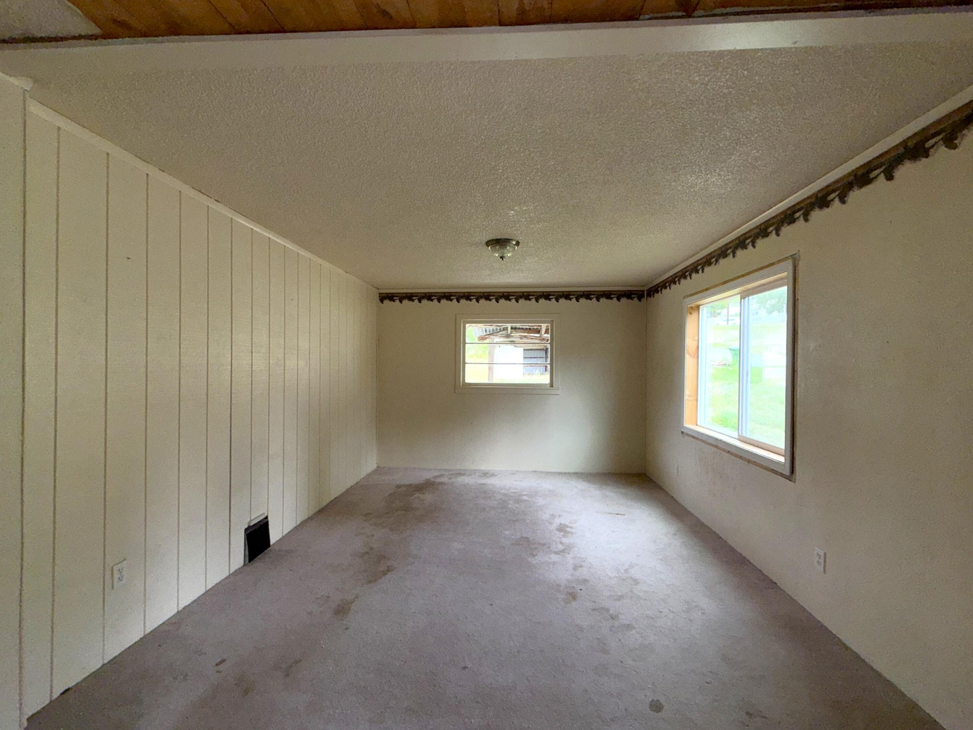 
                        Property photograph at
                        653 E 9TH ST
                      