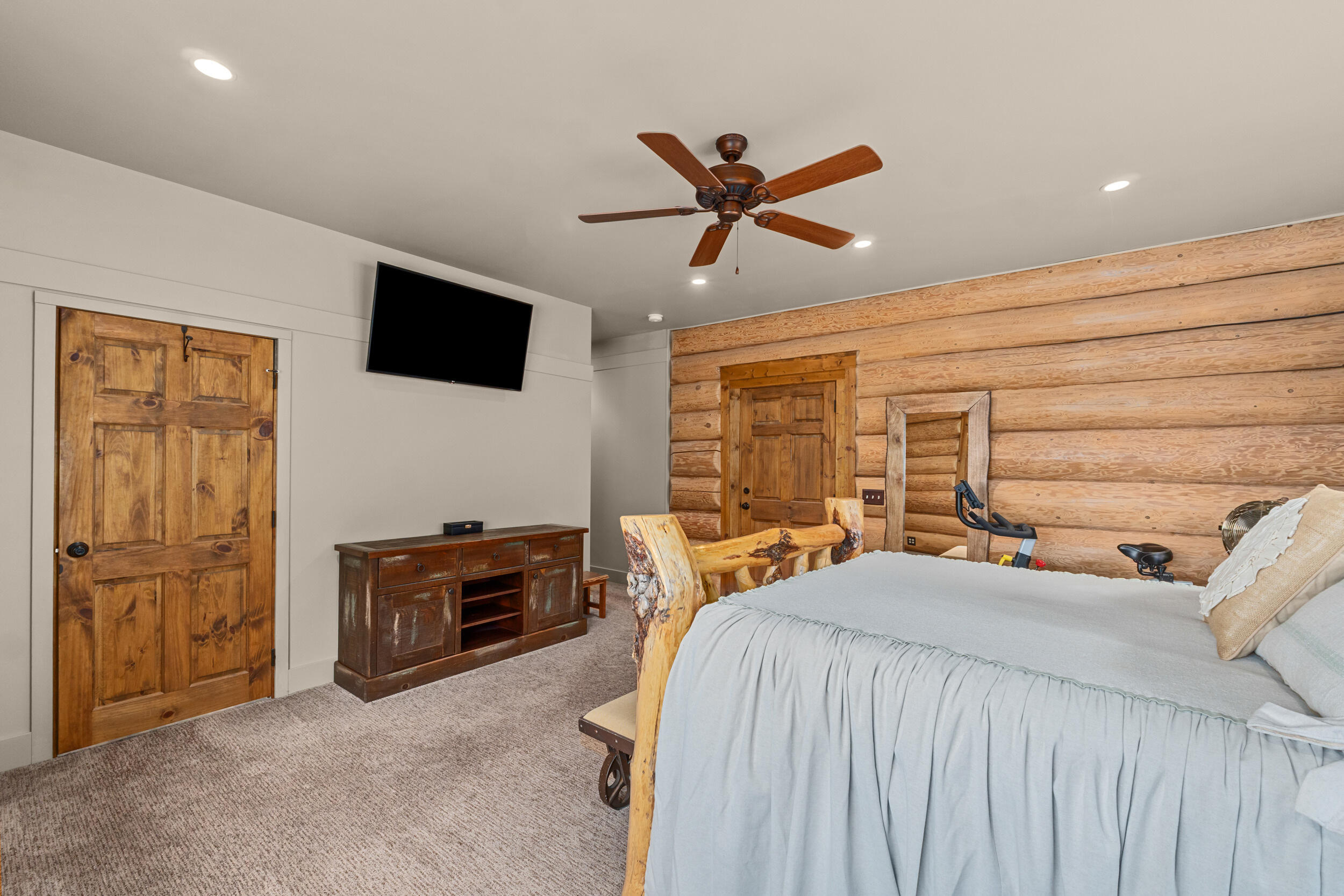 
                        Property photograph at
                        33905 WINTERWOOD LN E
                      
