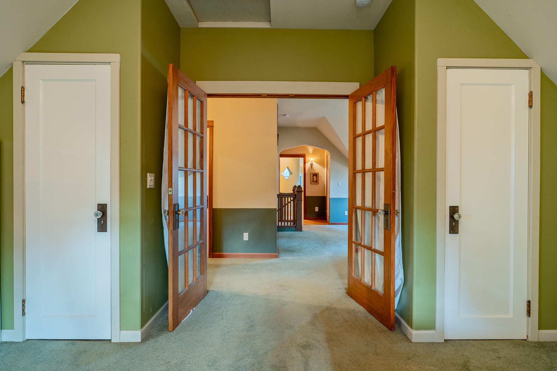 
                        Property photograph at
                        903 W KING ST
                      