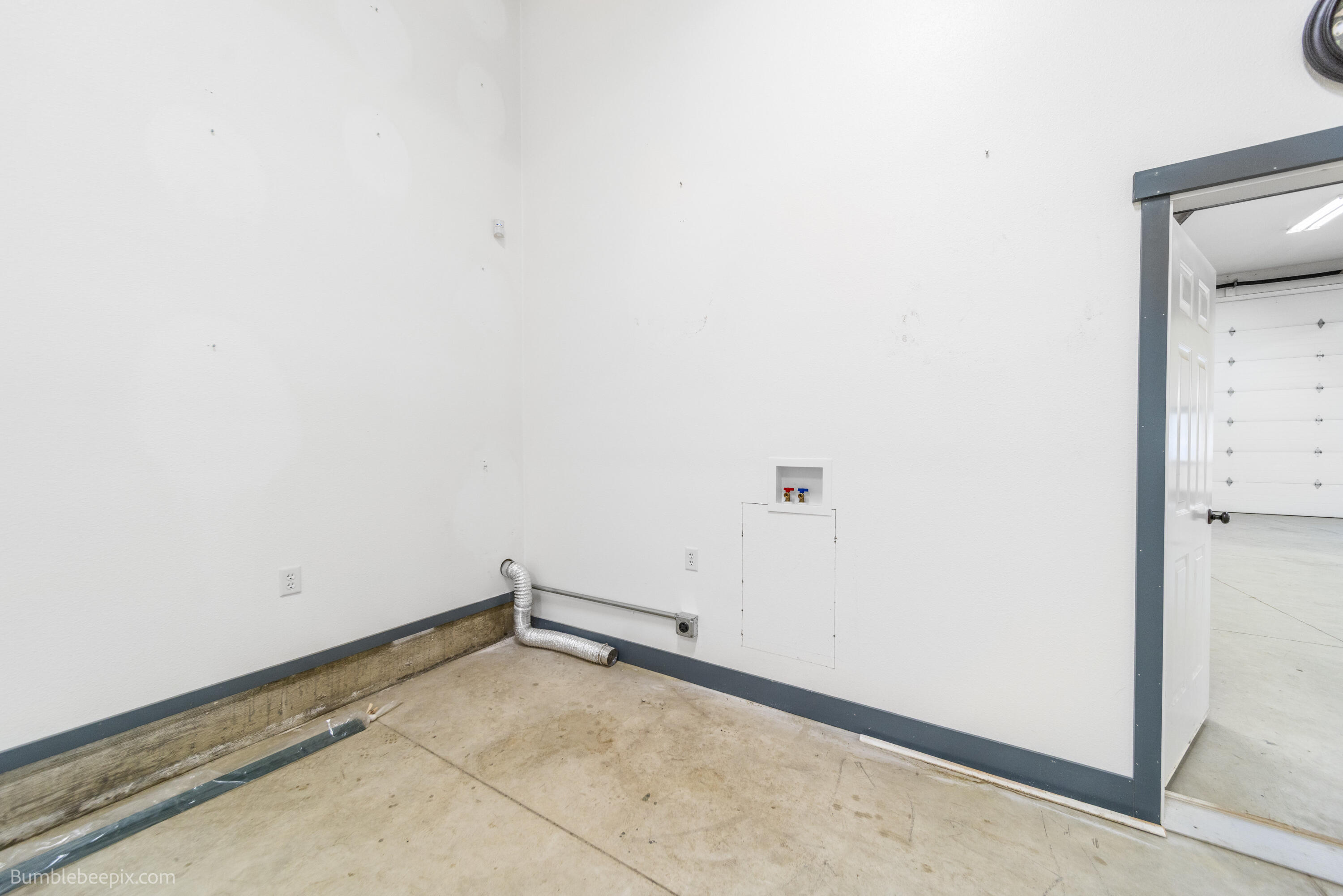 
                        Property photograph at
                        393958 HIGHWAY 20
                      