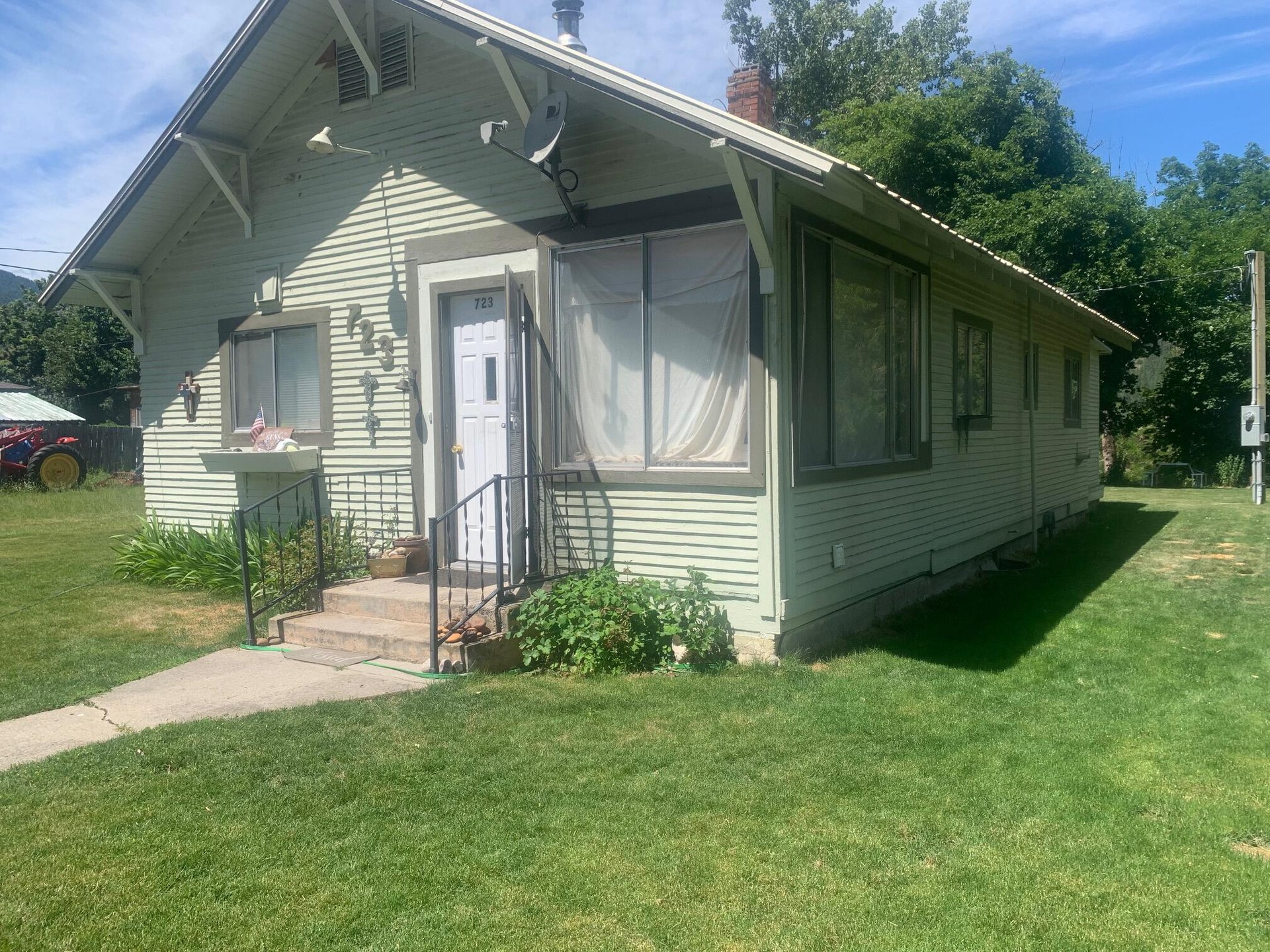 
                        Property photograph at
                        723 SUMMIT AVE
                      