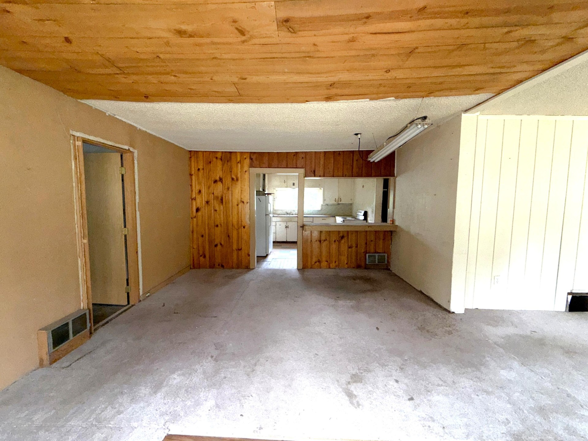 
                        Property photograph at
                        653 E 9TH ST
                      