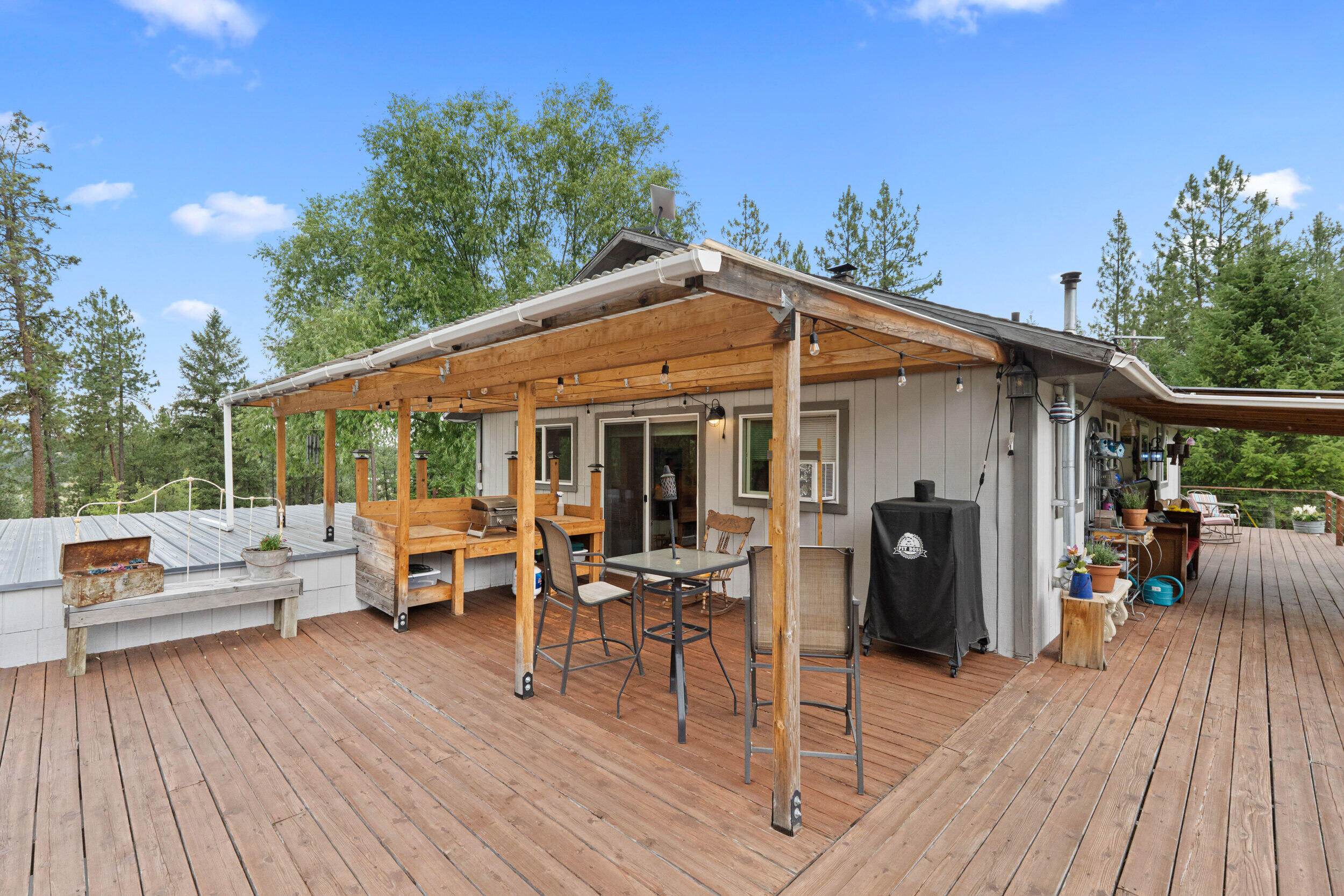 
                        Property photograph at
                        762 MAHONEY RD
                      