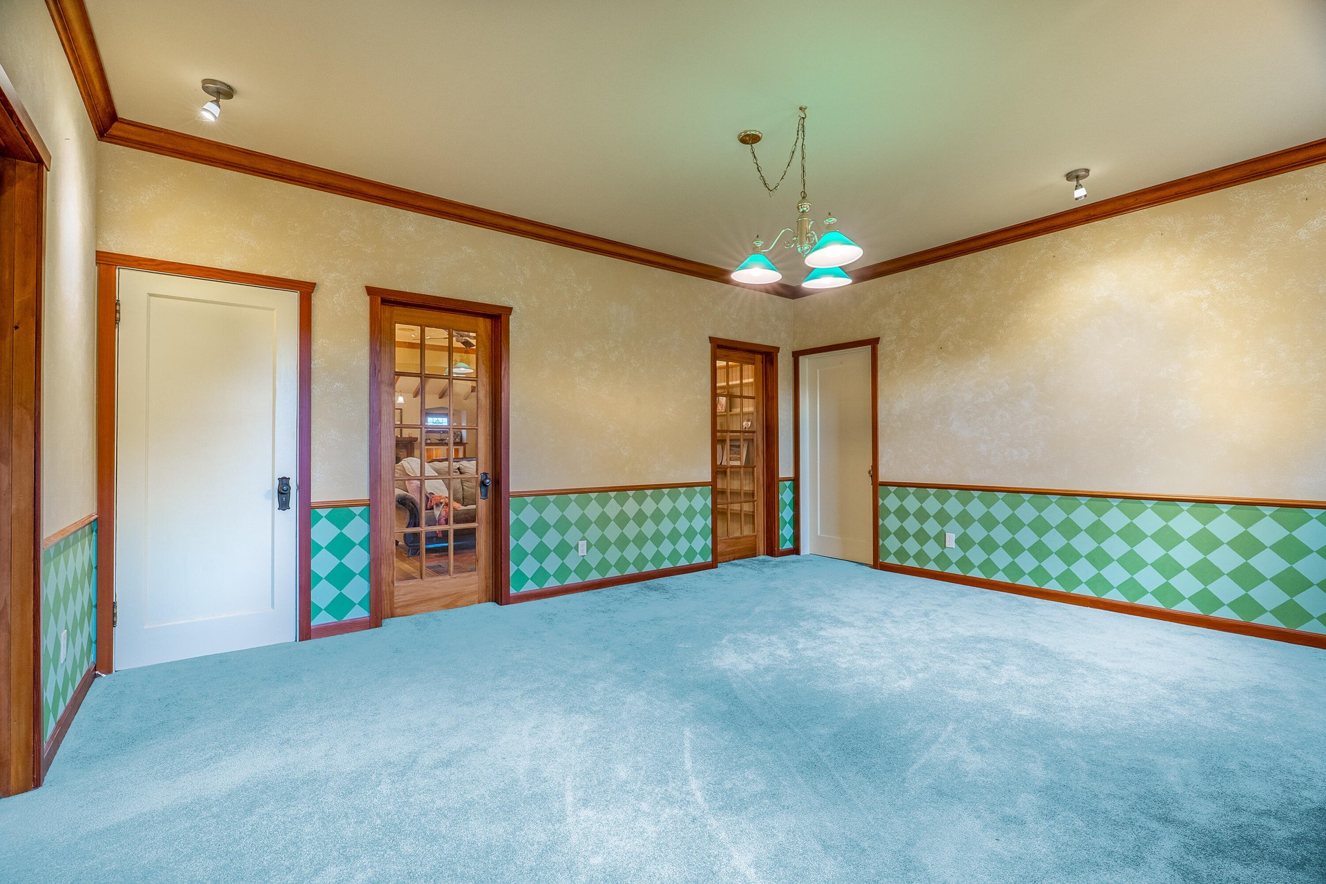 
                        Property photograph at
                        903 W KING ST
                      