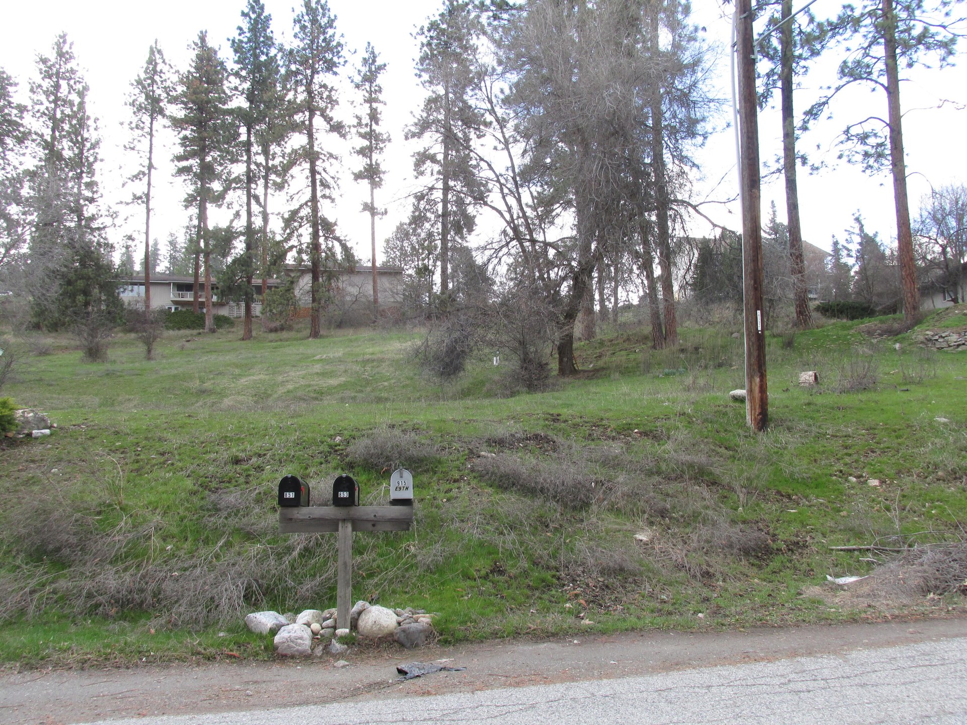 
                        Property photograph at
                        8XX E 9TH AVE
                      