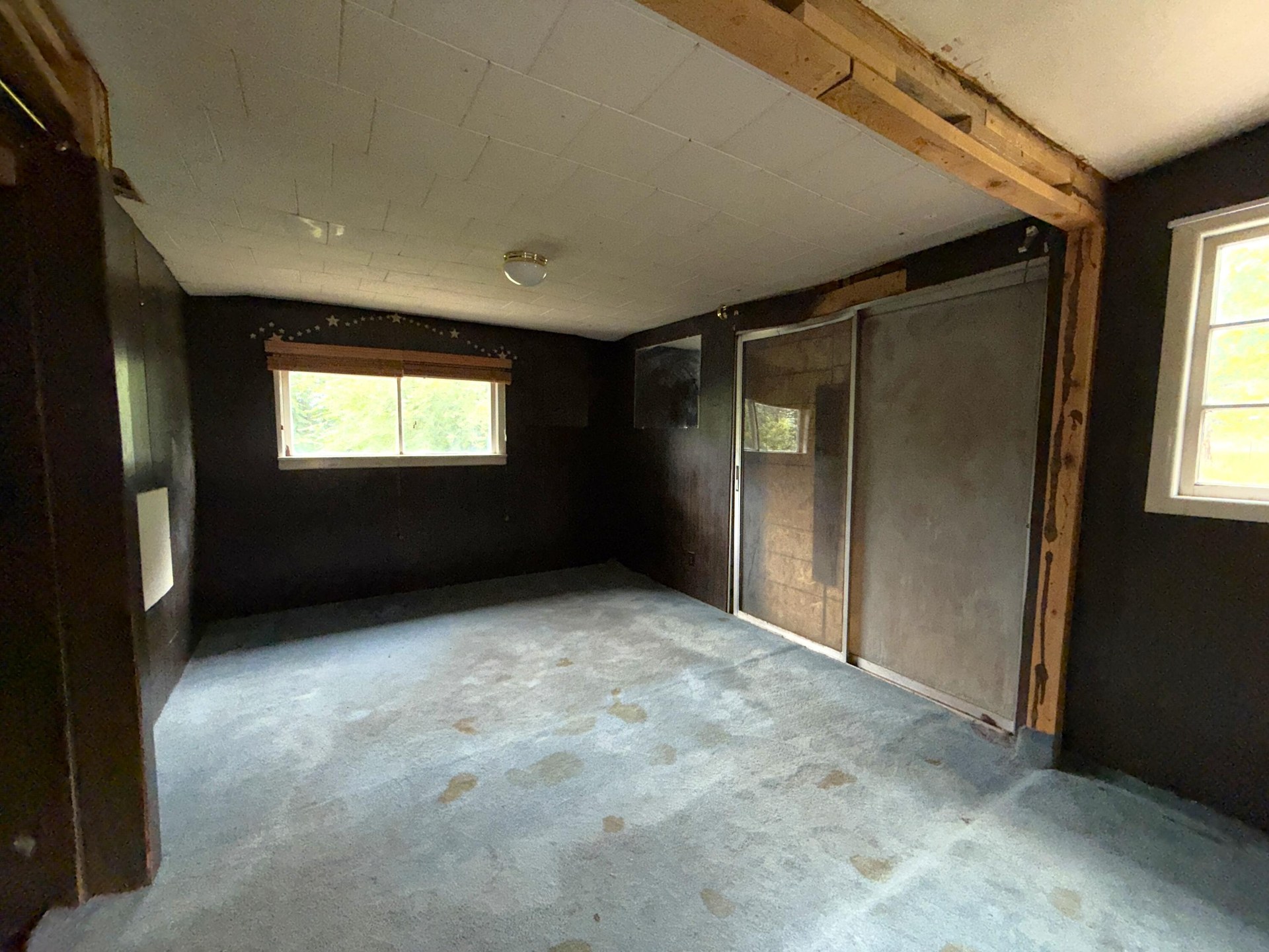 
                        Property photograph at
                        653 E 9TH ST
                      