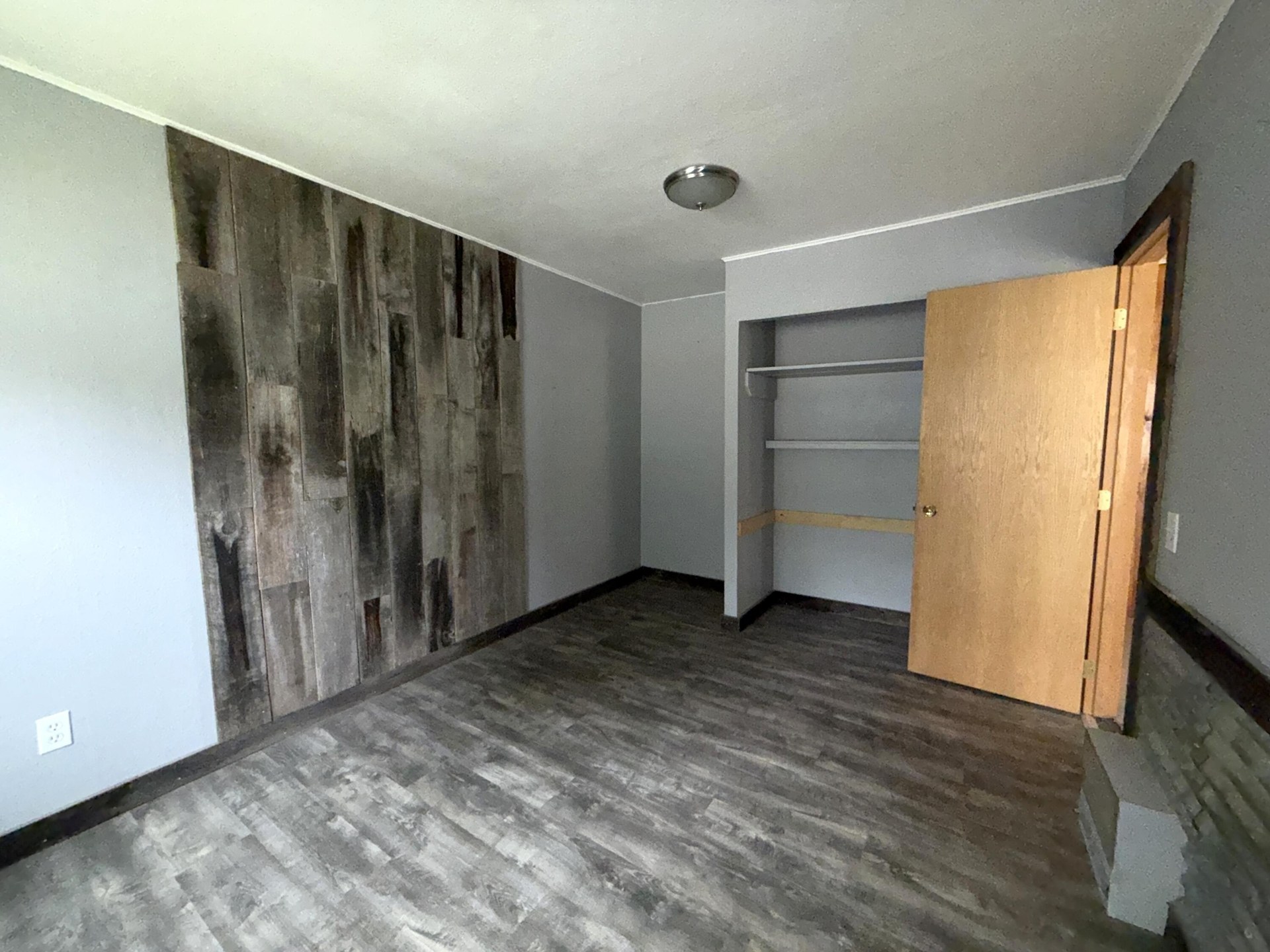 
                        Property photograph at
                        653 E 9TH ST
                      