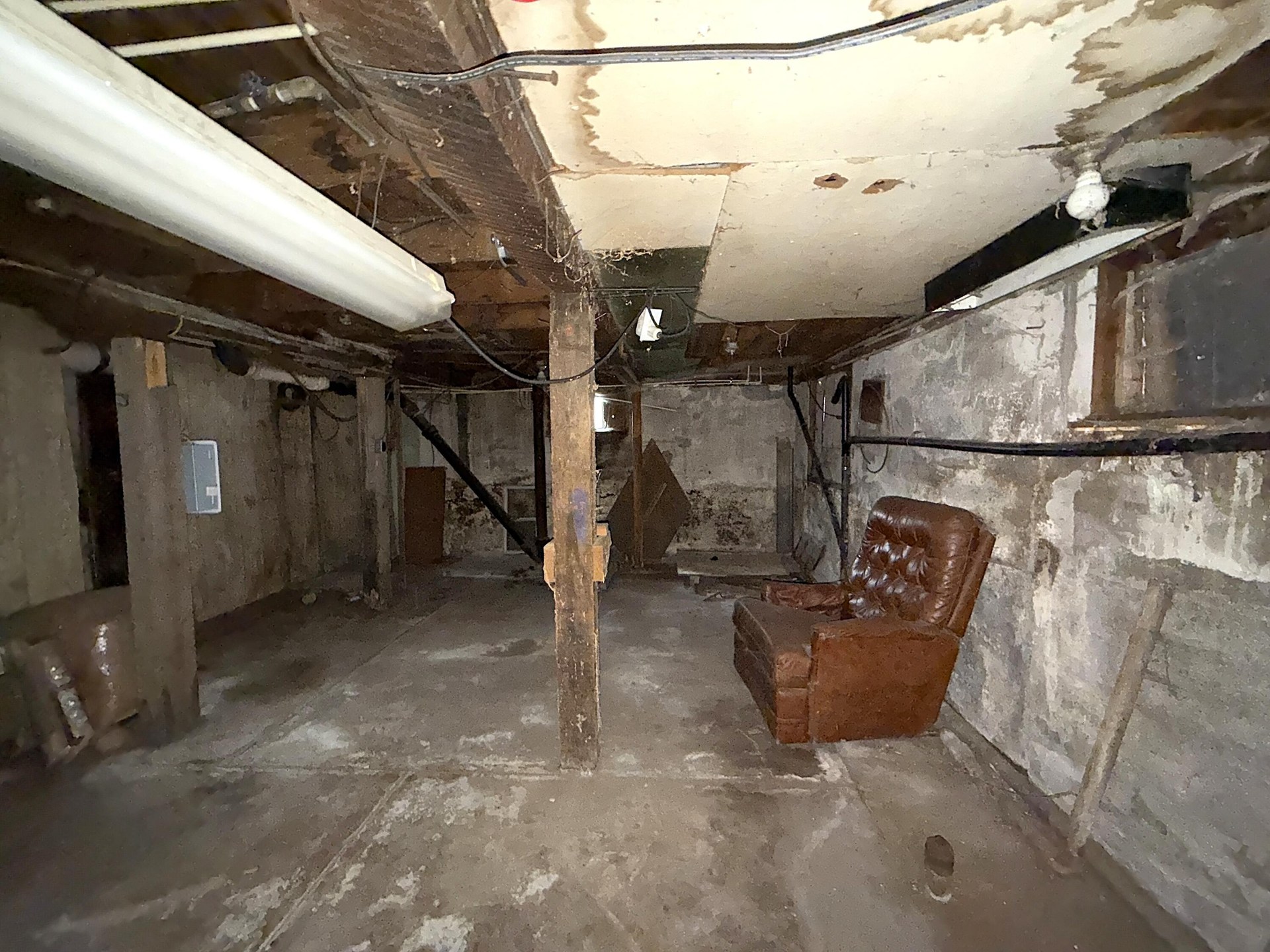 
                        Property photograph at
                        653 E 9TH ST
                      