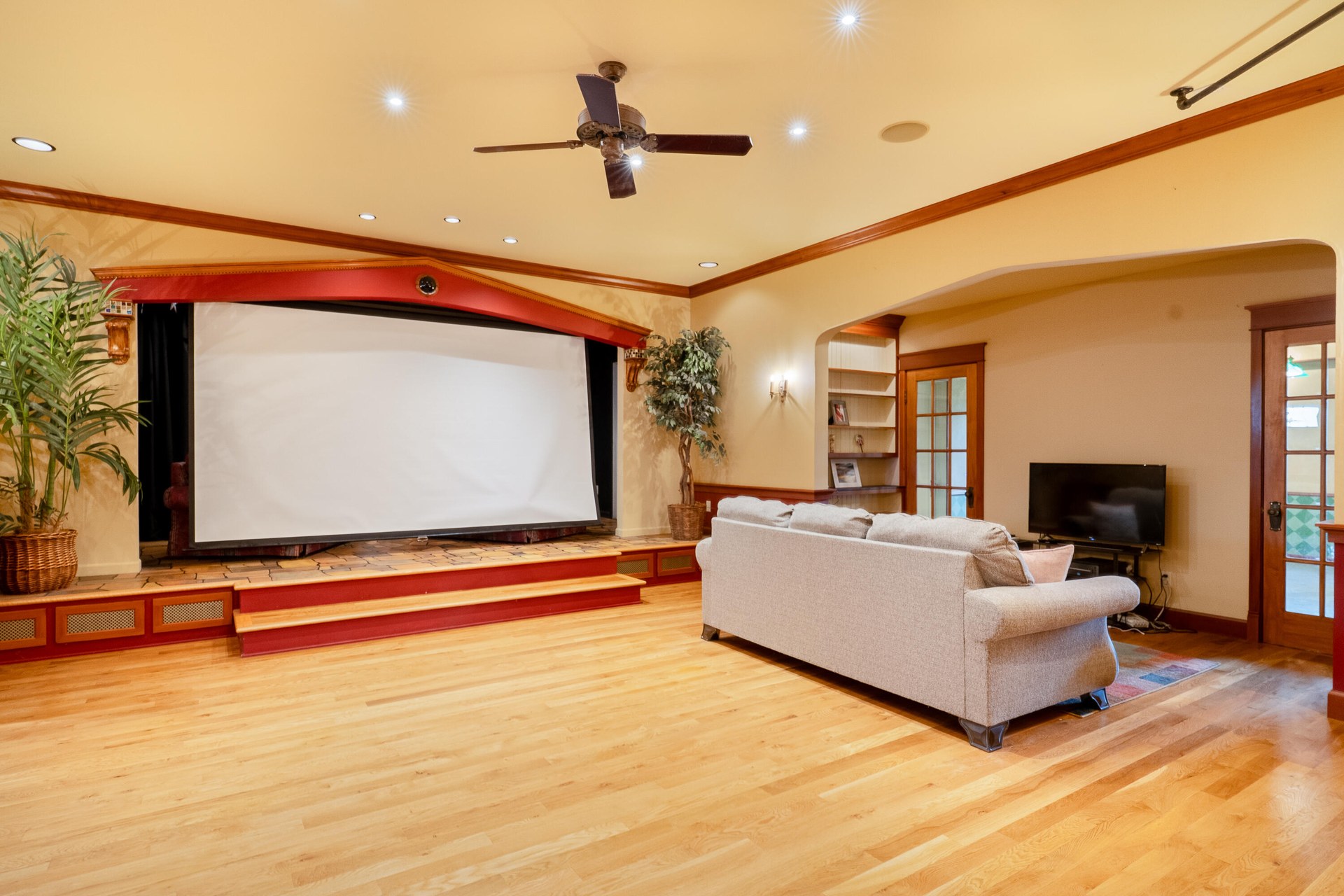 
                        Property photograph at
                        903 W KING ST
                      