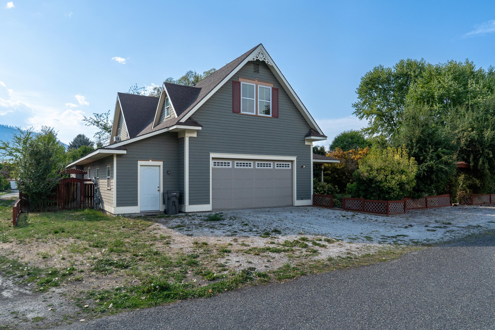 
                        Property photograph at
                        903 W KING ST
                      