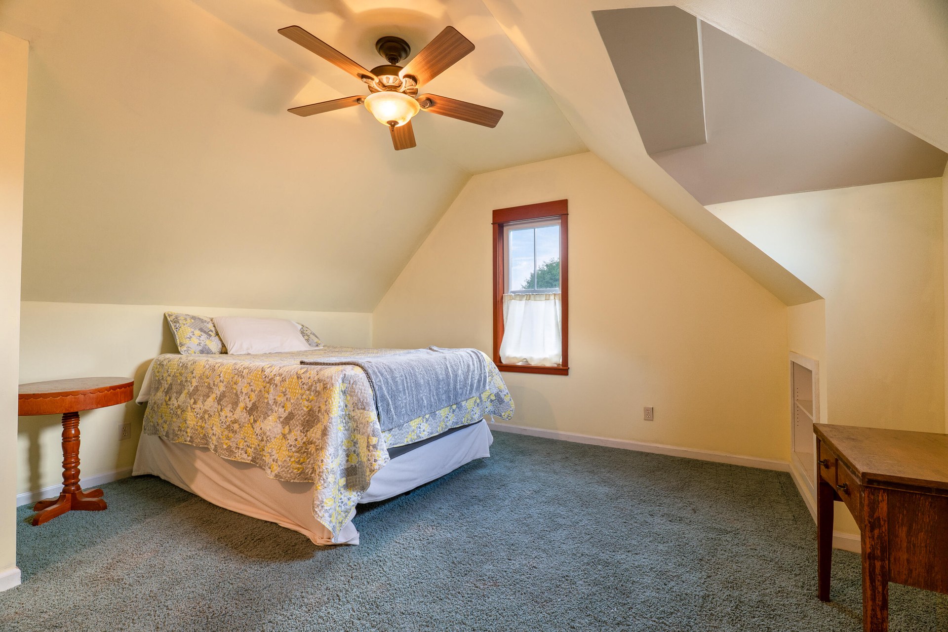 
                        Property photograph at
                        903 W KING ST
                      