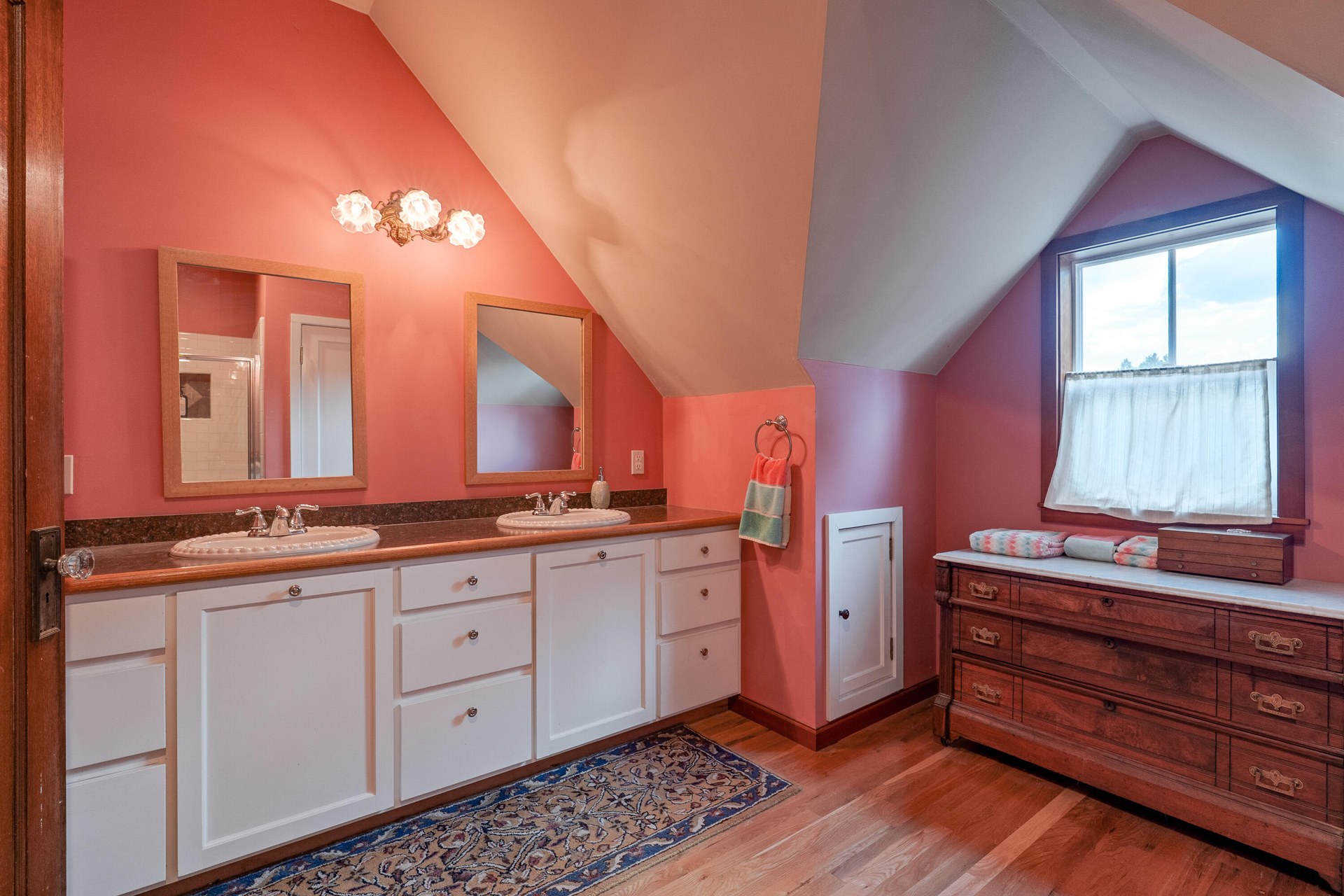 
                        Property photograph at
                        903 W KING ST
                      