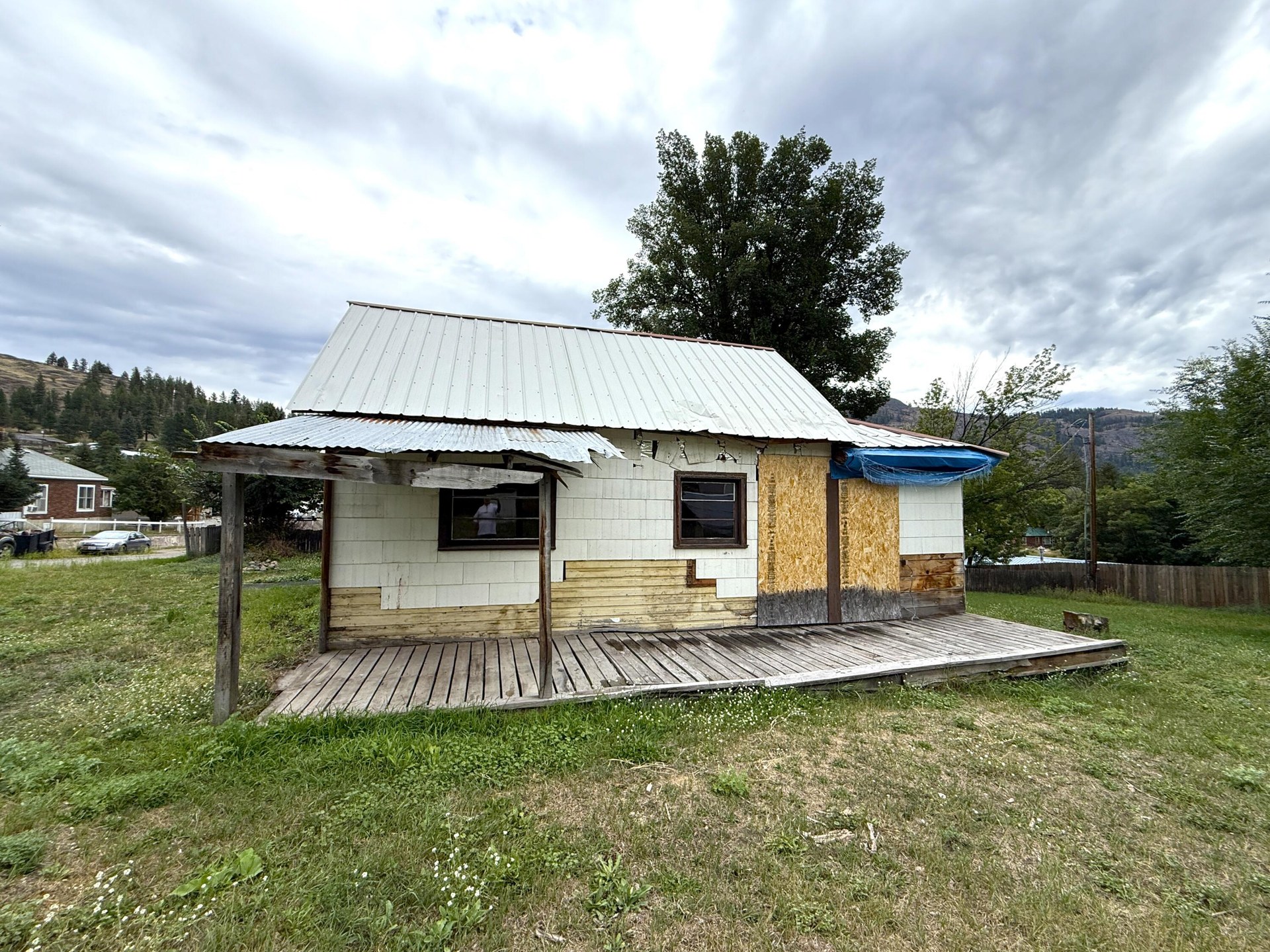 
                        Property photograph at
                        653 E 9TH ST
                      