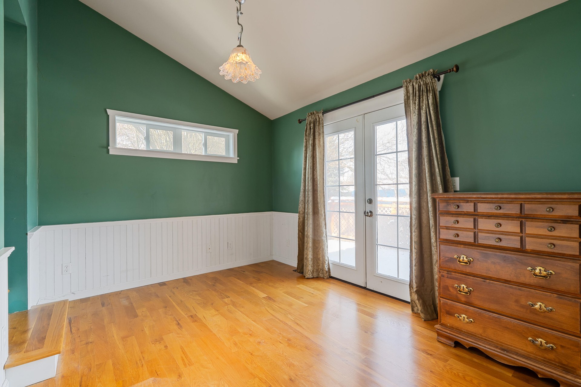 
                        Property photograph at
                        903 W KING ST
                      