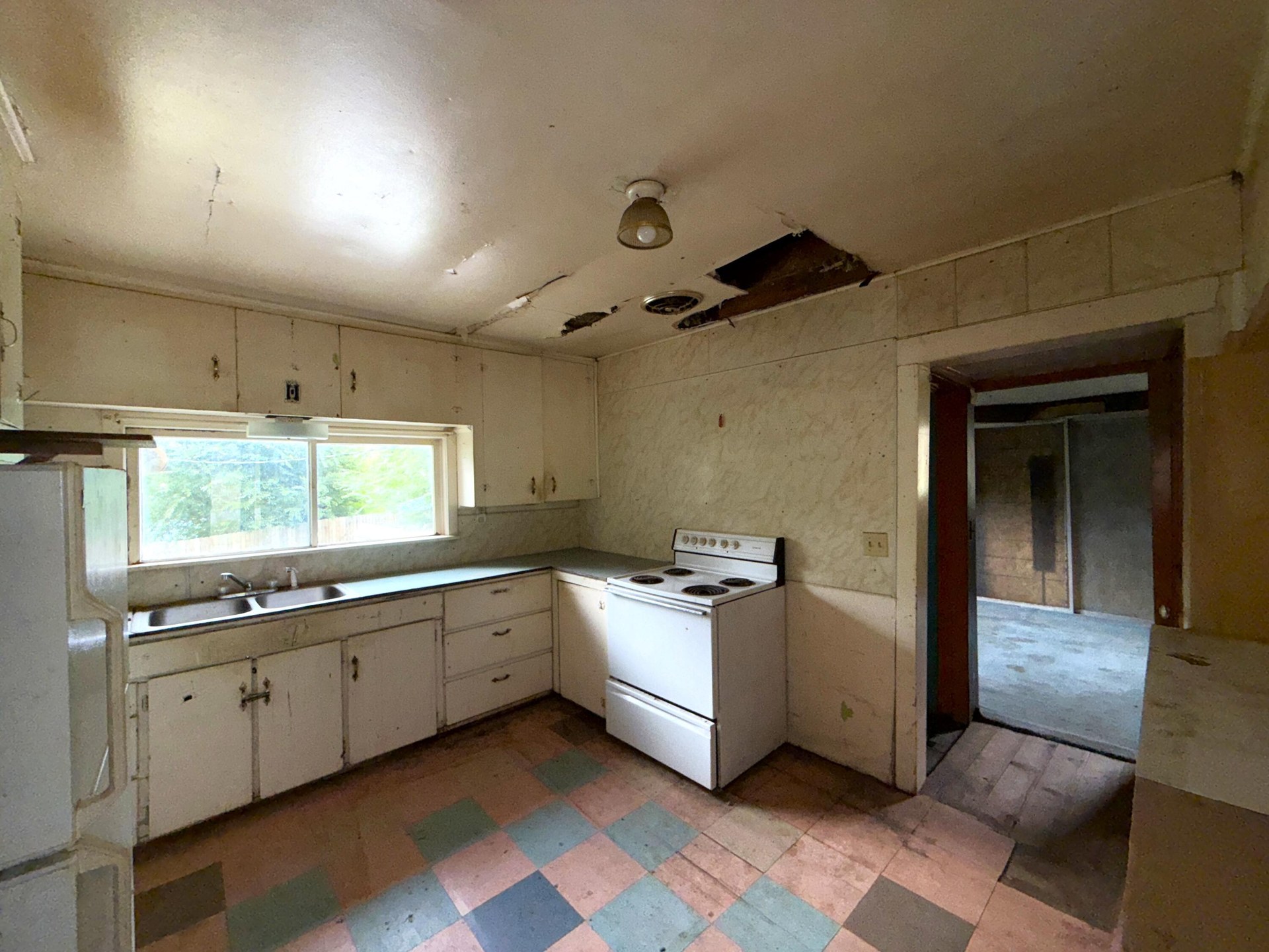 
                        Property photograph at
                        653 E 9TH ST
                      