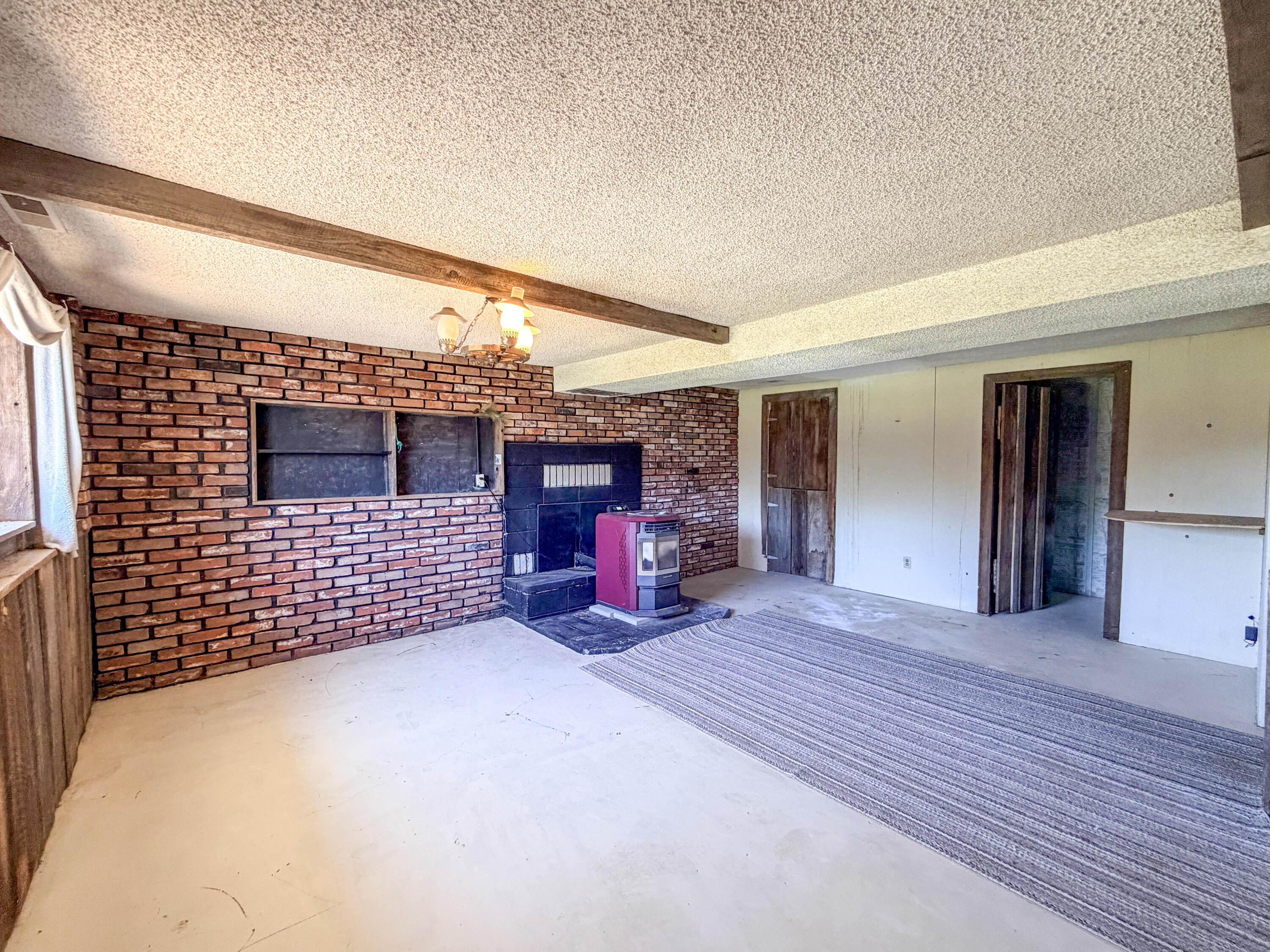 
                        Property photograph at
                        598 N HWY 395
                      